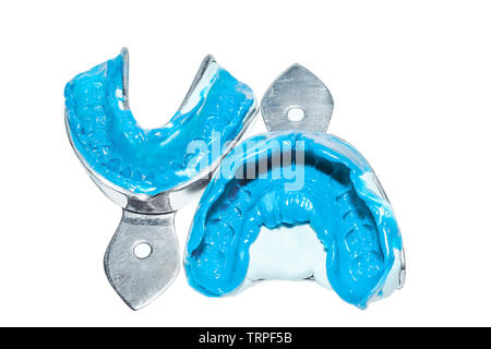 Due impronte dentali su uno sfondo bianco. Dental stampi dai collimatori mobili superiore e inferiore di materiale siliconico. L impronta del dente fila di alta pr Foto Stock
