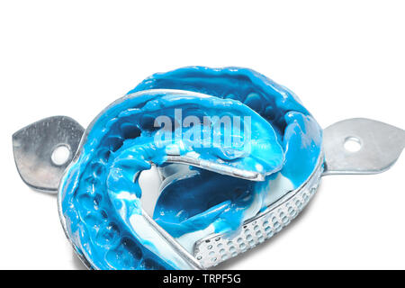 Due impronte dentali su uno sfondo bianco. Dental stampi dai collimatori mobili superiore e inferiore di materiale siliconico. L impronta del dente fila di alta pr Foto Stock