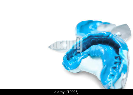 Due impronte dentali su uno sfondo bianco con copia spazio. Dental stampi dai collimatori mobili superiore e inferiore di materiale siliconico. L impronta del toot Foto Stock
