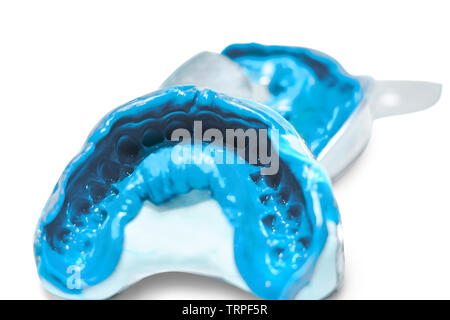 Due impronte dentali su uno sfondo bianco. Dental stampi dai collimatori mobili superiore e inferiore di materiale siliconico. L impronta del dente fila di alta pr Foto Stock