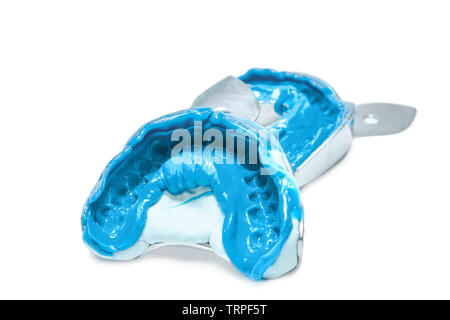 Due impronte dentali su uno sfondo bianco. Dental stampi dai collimatori mobili superiore e inferiore di materiale siliconico. L impronta del dente fila di alta pr Foto Stock