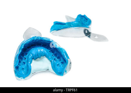 Due impronte dentali su uno sfondo bianco con copia spazio. Dental stampi dai collimatori mobili superiore e inferiore di materiale siliconico. L impronta del toot Foto Stock