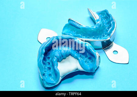 Due impronte dentali su uno sfondo blu con copia spazio. Dental stampi dai collimatori mobili superiore e inferiore di materiale siliconico. L impronta del dente Foto Stock