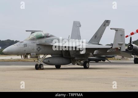 Boeing F/A-18F Super Hornet AC-105 da VFA-32 'lotta spadaccini' (equipaggio pilota di Derrick "sonde" Dudash, operatore Tim 'Awol' Henry) sul campo d'aviazione Foto Stock