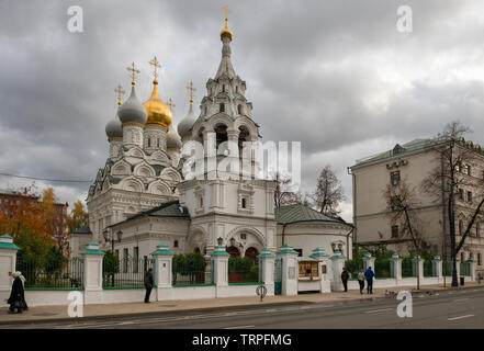 Mosca - Ottobre 27, 2018: Veduta della chiesa di San Nicola di Wonderworker Mirlikiya Pyzhi in un pomeriggio autunnale in caso di maltempo Foto Stock