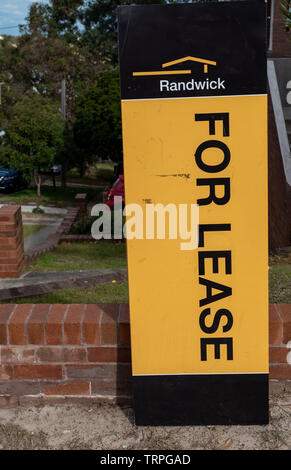 Proprietà australiana per segni di leasing su una strada Foto Stock