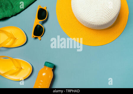 Accessori da viaggio per godersi l'estate spiaggia vacanza vacanze, vista dall'alto lay piatto Foto Stock