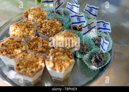 Panna montata formaggio e sfere di cioccolato dessert Foto Stock