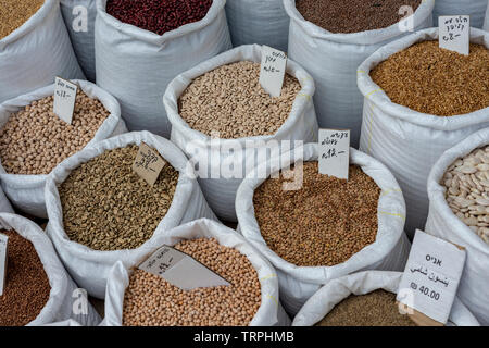 Legumi assortiti nel sacco per la vendita Foto Stock