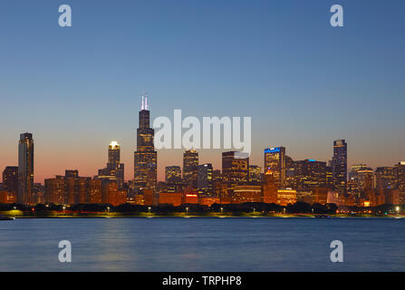 Sullo skyline di Chicago al blue ora, Chicago, Illinois, Stati Uniti Foto Stock