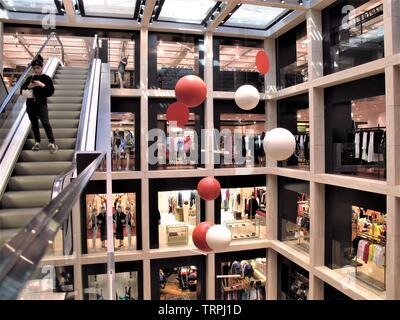 All'interno della Rinascente negozio di moda a Roma Foto Stock