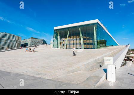 Oslo Opera House, vista in estate di un turista di scattare una foto mentre in piedi sulla rampa di accesso che conduce al tetto del Teatro dell'Opera di Oslo, Norvegia. Foto Stock