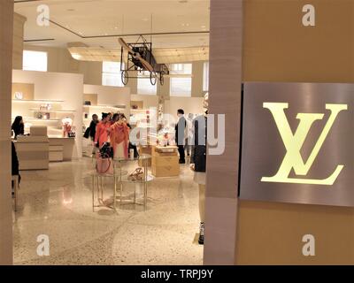Yves Saint Laurent sacchetti a La Rinascente negozio di moda a Roma Foto Stock