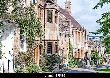 Burford (Inghilterra, Cotswolds) High Street; Straße in Burford Foto Stock