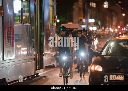 I ciclisti navigare la bicicletta dedicato lane durante la serata di commutare su Brunswick Street, Fitzroy a Melbourne, Victoria, Australia Foto Stock