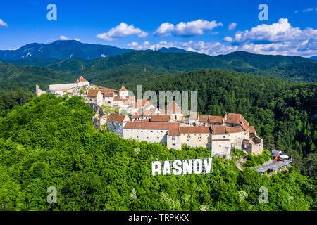 Brasov, Transilvania, Romania. Vista aerea della fortezza Rasnov. Foto Stock