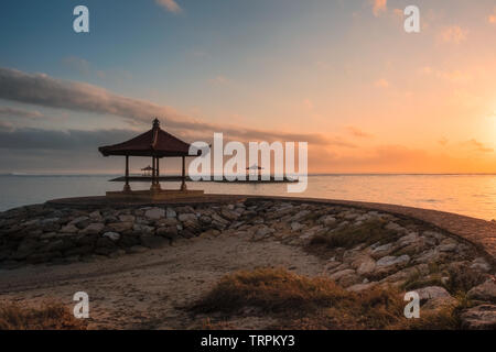 Bali padiglione sul molo al litorale di sunrise mattina Foto Stock