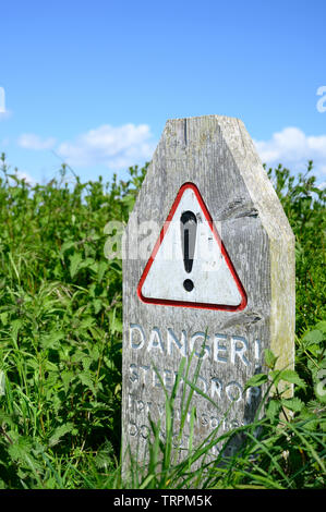 Cartello in legno per il pericolo di caduta profonda Foto Stock