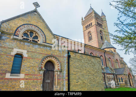 Il lato destro della storica, Il Grade ii Listed, St Mary Church (Chiesa di Inghilterra denominazione), St Mary's Road, Ealing, London W5, Inghilterra, Regno Unito. Foto Stock