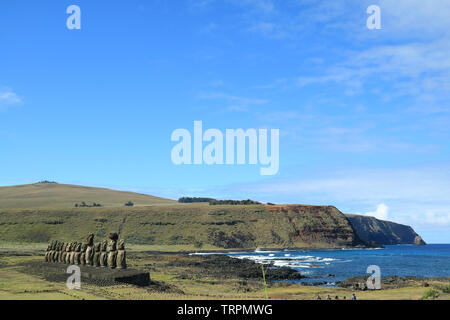 Moai statue di Ahu Tongariki con l'Oceano Pacifico sullo sfondo, sito archeologico in Isola di Pasqua, Cile, Sud America Foto Stock