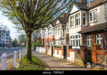 Elegante in mattoni e rendere, tetto spiovente, Edwardian case a schiera, bagnata dal sole mattutino su St Mary's Road, South Ealing, London W5, Inghilterra, Regno Unito. Foto Stock