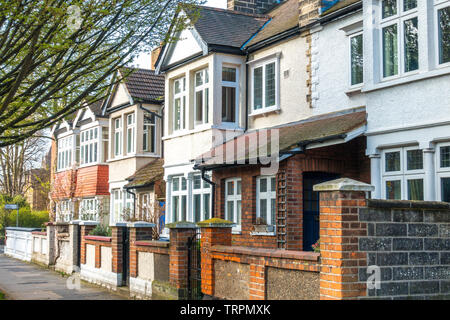 Elegante in mattoni e rendere, tetto spiovente, Edwardian case a schiera, bagnata dal sole mattutino su St Mary's Road, South Ealing, London W5, Inghilterra, Regno Unito. Foto Stock