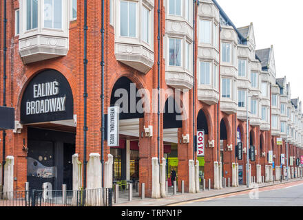 Ingresso laterale arcate al popolare e moderna architettura di Ealing Broadway shopping centre. Ealing, London W5, Inghilterra, Regno Unito. Foto Stock