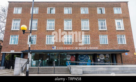 Università del West London ingresso principale su St Mary's Road, con il campus composto da numerose scuole per la parte posteriore. Ealing, London W5, Inghilterra, Regno Unito. Foto Stock