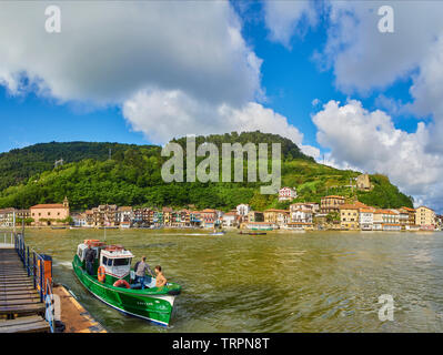 Pasajes de San Juan (Pasai Donibane), Spagna - 5 giugno 2019. Villaggio di Pescatori di Pasajes de San Juan in una giornata di sole con la traversata in battello docki servizio Foto Stock