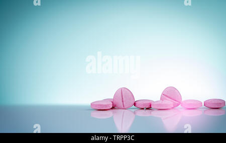 Rosa compresse pillole con ombra sul gradiente dello sfondo. Industria farmaceutica. I prodotti farmaceutici. Vitamine e integratori. L'uso di farmaci Foto Stock