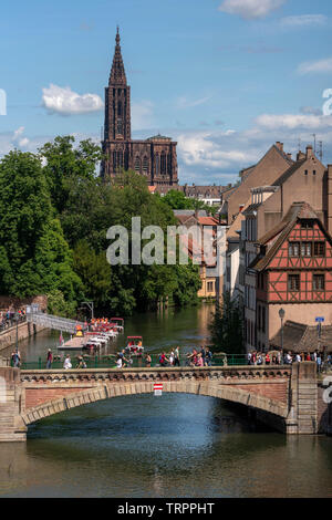 Straßburger Münster, Cathédrale Notre-dame de Strasbourg, Blick von Westen, Im Vordergrund die Ponts Couverts, pièces der ehemaligen Stadtbefestigung Foto Stock