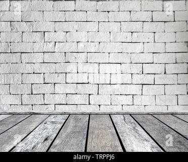 Asse di legno grigio mattone sul muro bianco sullo sfondo Foto Stock