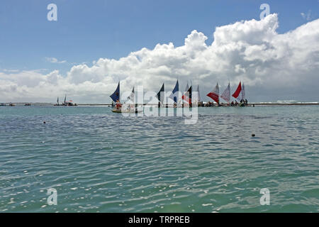 La spiaggia di Porto de Galinhas, in Ipojuca, nello stato di Pernambuco, Brasile, è famoso per le sue vele colorate che portano i turisti per le barriere coralline Foto Stock