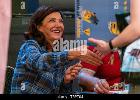 Bonn, Germania - 8 Giugno 2019: Shohreh Aghdashloo (*1952, actrice americano, nato in Iran - la distesa) è lieto di incontrare i fan all FedCon 28 Foto Stock