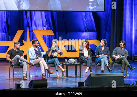 Bonn, Germania - 8 Giugno 2019: il WES Chatham, Cas Anvar, Dominique ribaltabile, Shohreh Aghdashloo, Frankie Adams e stretto dello Steven a FedCon 28 Foto Stock