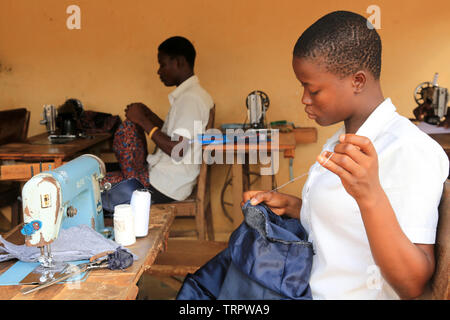 Atelier de formation de couture. La convenzione di Lomé. Il Togo. Afrique de l'Ouest. Foto Stock