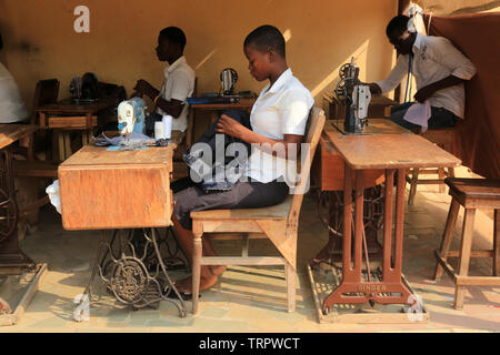 Atelier de formation de couture. La convenzione di Lomé. Il Togo. Afrique de l'Ouest. Foto Stock