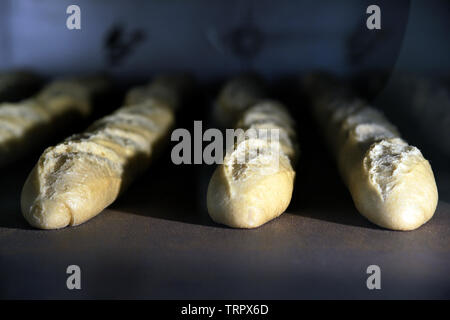 Baguette francesi in forno - Parigi - Francia, Foto Stock