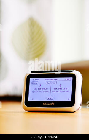 Smart Meter sul mobile che mostra le letture di energia Foto Stock