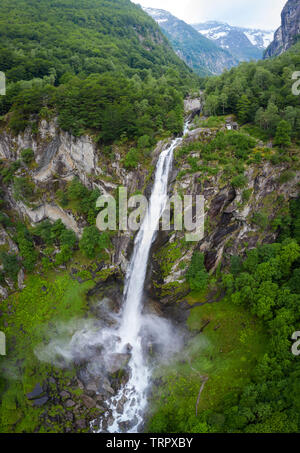 Vista aerea della cascata di Foroglio, Cevio, Val Bavona, Valle Maggia, Canton Ticino, Svizzera. Foto Stock
