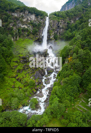 Vista aerea della cascata di Foroglio, Cevio, Val Bavona, Valle Maggia, Canton Ticino, Svizzera. Foto Stock