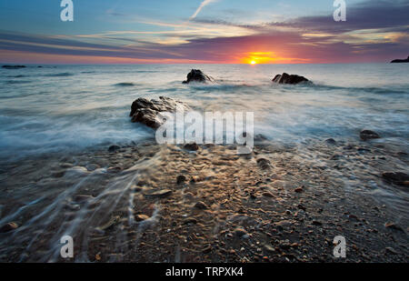 Tramonto a Widemouth Bay in Cornovaglia, Inghilterra, Regno Unito Foto Stock
