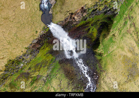 Vista aerea di una cascata in Islanda da fuco Foto Stock