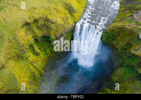 Antenna fuco vista della cascata di Skogafoss in Islanda, uno dei paesi più famosa attrazione turistica e punto di riferimento Foto Stock
