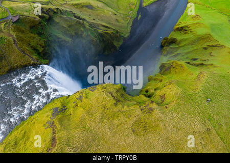 Antenna fuco vista della cascata di Skogafoss in Islanda, uno dei paesi più famosa attrazione turistica e punto di riferimento Foto Stock