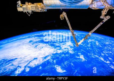 Il pianeta terra è visto dalla stazione spaziale internazionale. Colori brillanti vista satellitare del nostro pianeta. L'immagine è una mano fuori dalla NASA Foto Stock