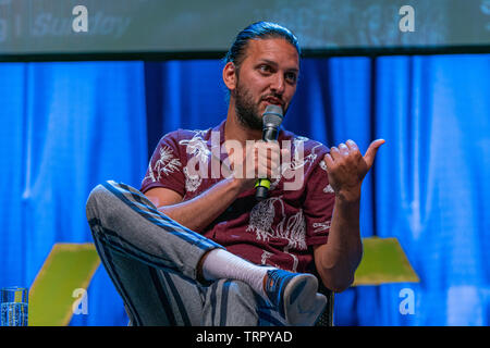 Bonn, Germania - 8 Giugno 2019: Shazad Latif (*1988, attore britannico - Star Trek: SCOPERTA) parla delle sue esperienze in Star Trek scoperta presso FedCon 28 Foto Stock