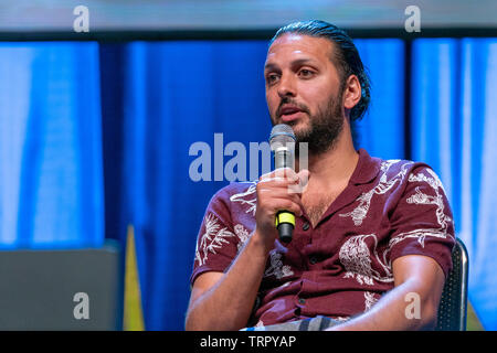 Bonn, Germania - 8 Giugno 2019: Shazad Latif (*1988, attore britannico - Star Trek: SCOPERTA) parla delle sue esperienze in Star Trek scoperta presso FedCon 28 Foto Stock