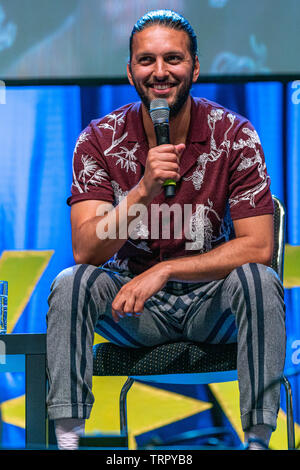 Bonn, Germania - 8 Giugno 2019: Shazad Latif (*1988, attore britannico - Star Trek: SCOPERTA) parla delle sue esperienze in Star Trek scoperta presso FedCon 28 Foto Stock