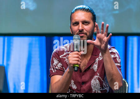 Bonn, Germania - 8 Giugno 2019: Shazad Latif (*1988, attore britannico - Star Trek: SCOPERTA) parla delle sue esperienze in Star Trek scoperta presso FedCon 28 Foto Stock